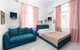Classic-Style Apartment Nearby The Old Town